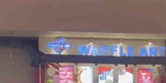 Vatandaşlar sinemada film izler gibi yemek katından kavgayı izledi