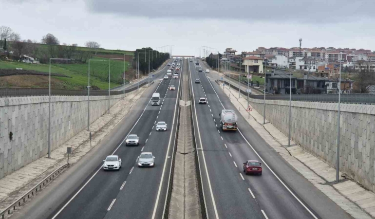 Bayram tatili başladı: İstanbul-Tekirdağ yolunda trafik yoğunluğu arttı