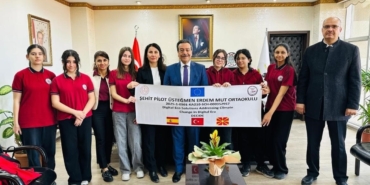 Burhaniye’de öğrenci proje ekibi Kaymakam Atilla’yı ziyaret etti