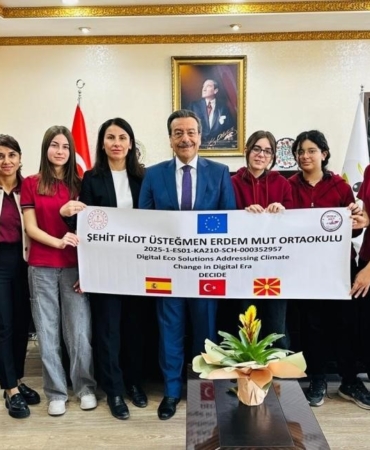 Burhaniye’de öğrenci proje ekibi Kaymakam Atilla’yı ziyaret etti