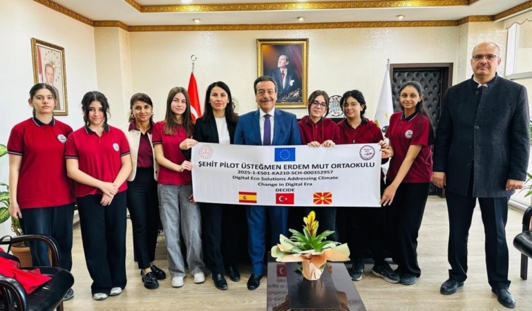 Burhaniye’de öğrenci proje ekibi Kaymakam Atilla’yı ziyaret etti