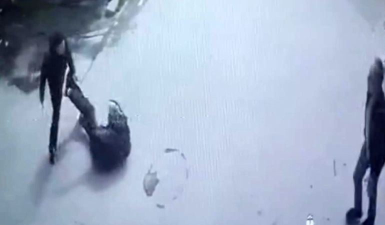 Kaza sonrası bıçaklı kavga kamerada