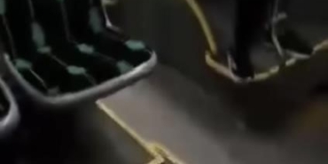 Halk otobüsündeki uygunsuz davranış kamerada