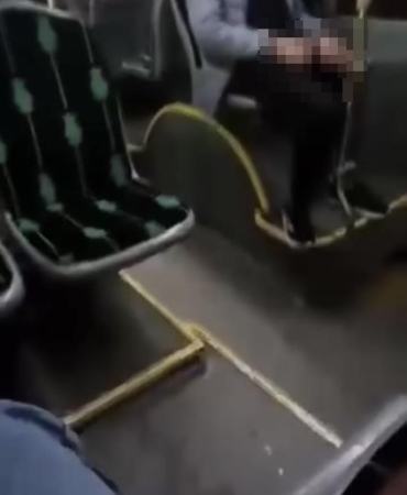 Halk otobüsündeki uygunsuz davranış kamerada