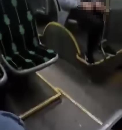 Halk otobüsündeki uygunsuz davranış kamerada