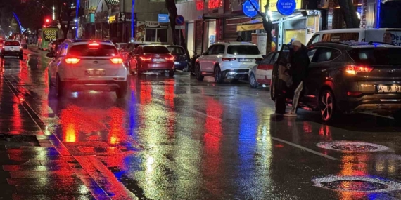 Cadde ortasında dehşet anları: Tekme ve yumruklarla feci şekilde darbedildi
