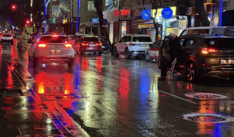 Cadde ortasında dehşet anları: Tekme ve yumruklarla feci şekilde darbedildi