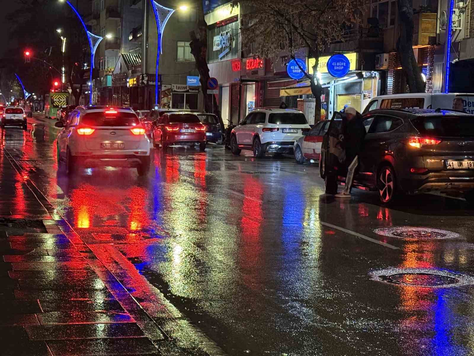 Cadde ortasında dehşet anları: Tekme ve yumruklarla feci şekilde darbedildi