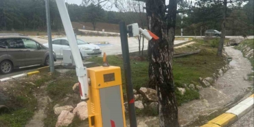 Pelitözü Gölpark girişindeki turnikelere kamyon çarptı