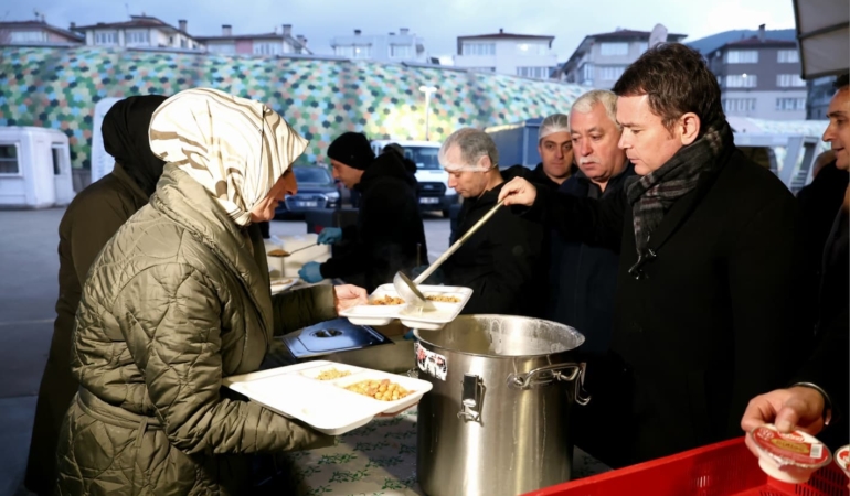 Osmangazi Belediyesi’nin iftar sofrasında yüzlerce kişi bir araya geldi