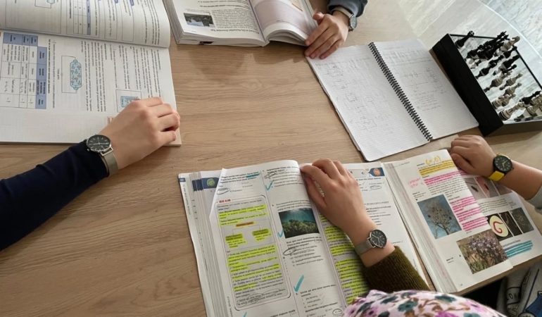 Bakan Göktaş’tan koruma altındaki çocuklara hediye