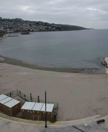 Büyükçekmece’de deniz çekildi