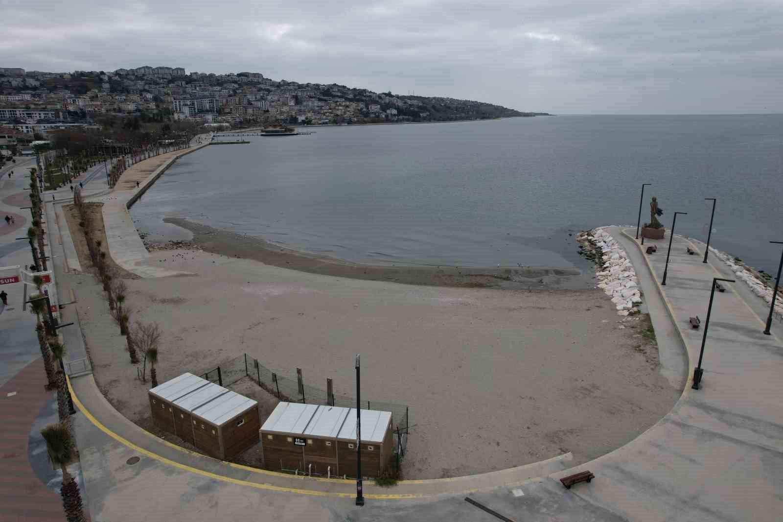 Büyükçekmece’de deniz çekildi