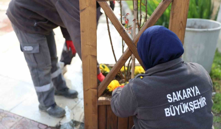Sakarya’da caddeler, parklar ve camiler bayrama hazır hale geldi