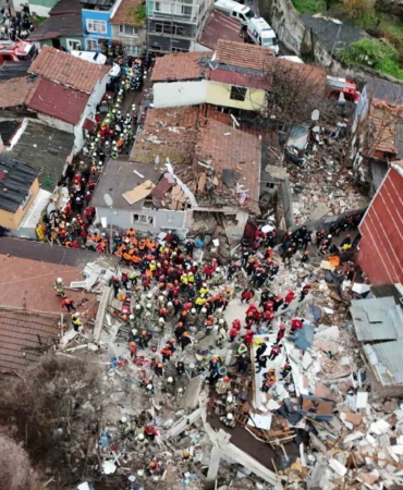 Fatih’te çöken binada 1 kişi daha kurtarıldı