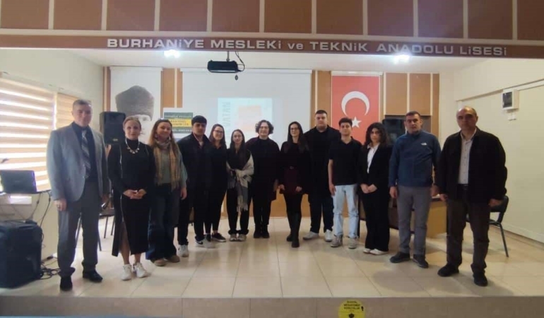 Burhaniye’de Geleceğe Çare etkinliklerinde münazara yarışmaları başladı