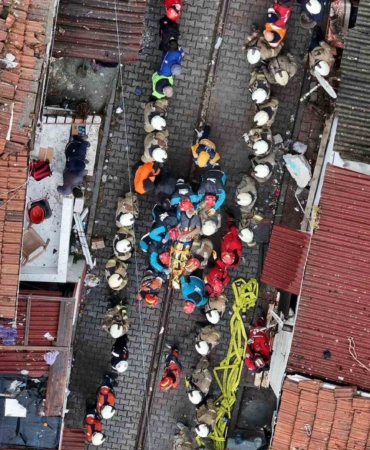 Fatih’te enkaz altında kalan 1 kişi daha kurtarıldı