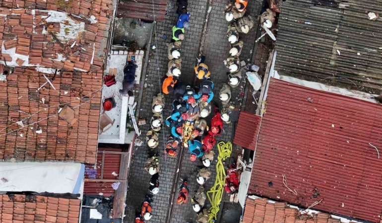 Fatih’te enkaz altında kalan 1 kişi daha kurtarıldı