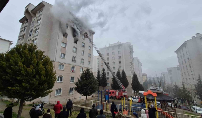 Bursa’da 8 katlı binada yangın