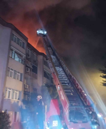 Üsküdar’da site içindeki binanın çatısında yangın paniği