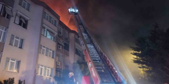 Üsküdar’da site içindeki binanın çatısında yangın paniği