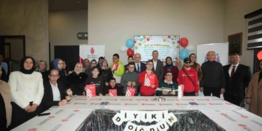 Ümraniye’de sevgi dolu buluşma: 10 özel gencin doğum günü bir arada kutlandı