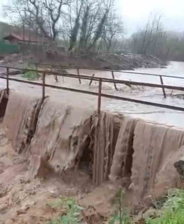 Bursa’da aşırı yağışlar köprüyü trafiğe kapattı
