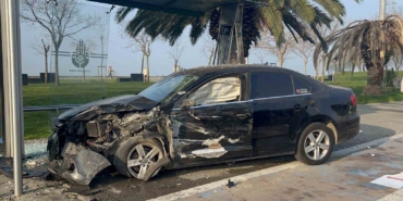 Kartal’da hafriyat kamyonuna çarpan araç durağa daldı: 2 yaralı