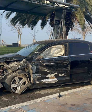 Kartal’da hafriyat kamyonuna çarpan araç durağa daldı: 2 yaralı