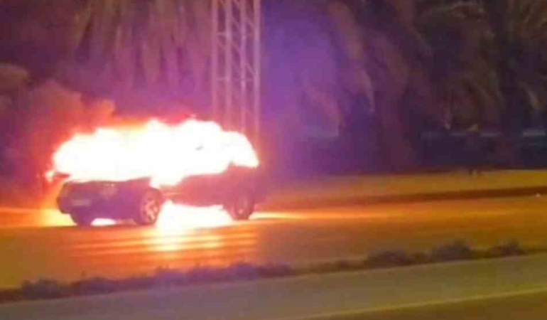 Kartal’da seyir halindeki araç alev alev yandı