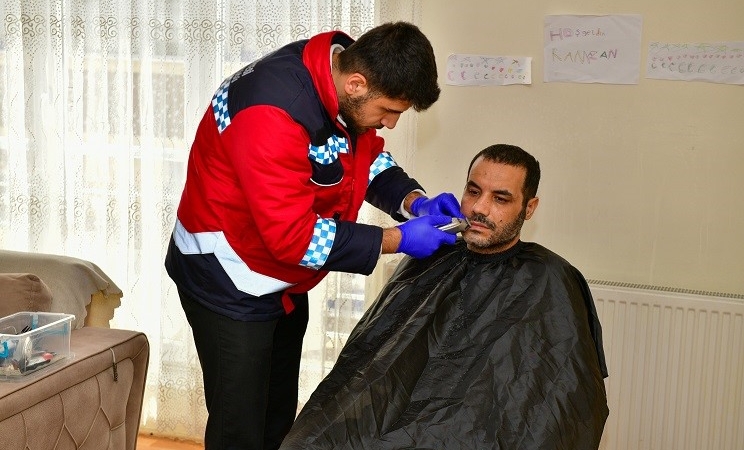 Esenyurt Belediyesi’nden bayram öncesi evde kişisel bakım hizmeti