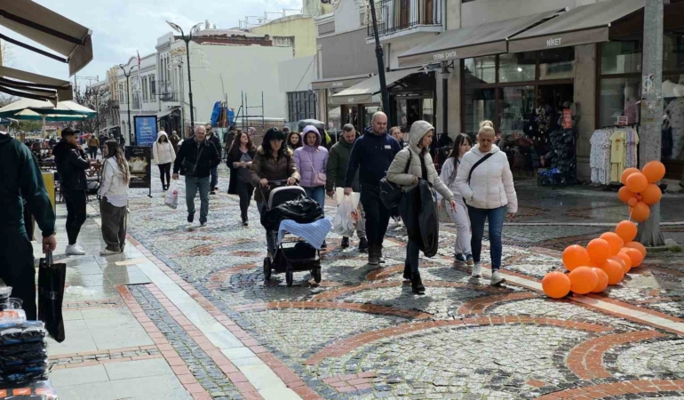 Edirne’de yağmura rağmen alışveriş yoğunluğu