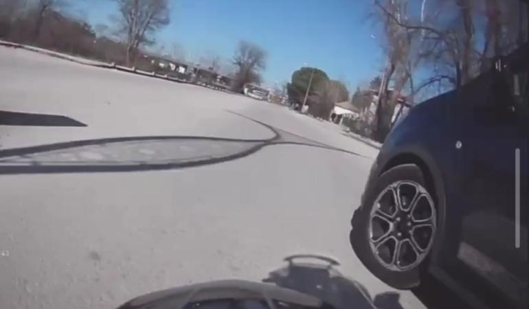 Keşan’da motosiklet hafif ticari araca çarptı: 2 kişi yaralandı