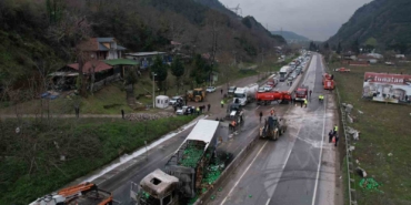 İki tır çarpıştı, D-650 savaş alanına döndü