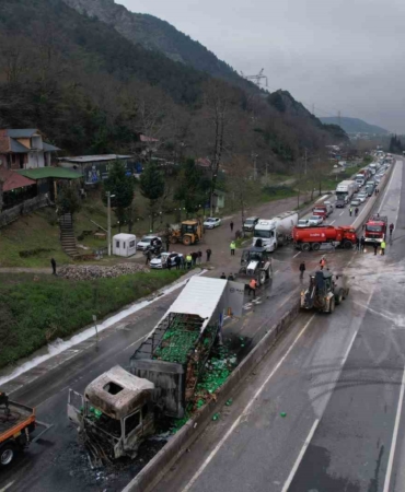 İki tır çarpıştı, D-650 savaş alanına döndü