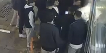 Konuşuyormuş gibi yapıp aniden yumruk attı, ortalık meydan muharebesini aratmadı