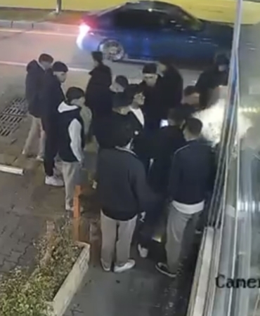 Konuşuyormuş gibi yapıp aniden yumruk attı, ortalık meydan muharebesini aratmadı