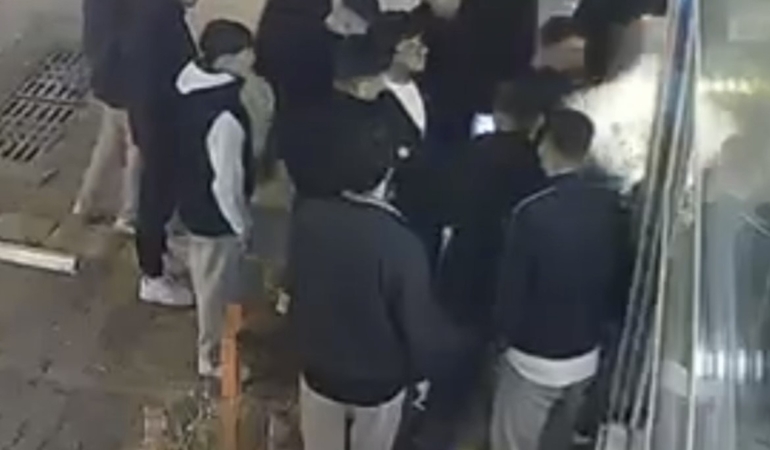 Konuşuyormuş gibi yapıp aniden yumruk attı, ortalık meydan muharebesini aratmadı