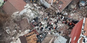 Fatih’te bitişik halde bulunan 2 gece kondu çöktü