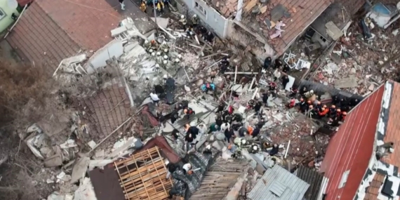 Fatih’te bitişik halde bulunan 2 gece kondu çöktü