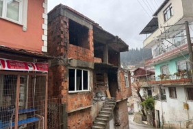 İzmit’te kullanılmayan iki katlı evin çatısı alev alev yandı