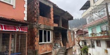 İzmit’te kullanılmayan iki katlı evin çatısı alev alev yandı