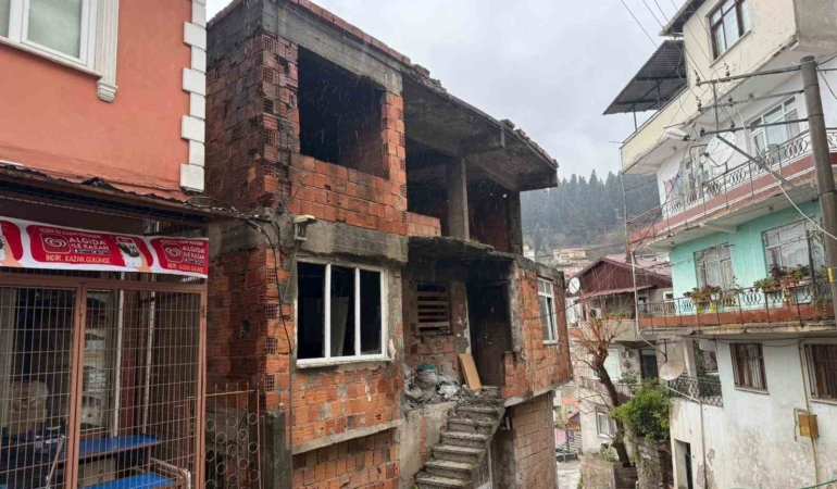 İzmit’te kullanılmayan iki katlı evin çatısı alev alev yandı