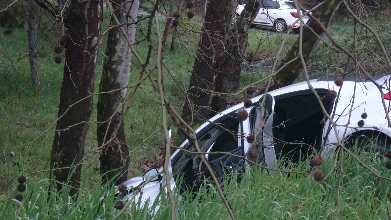 Pendik’te virajı alamayan sürücü ağaca çarptı