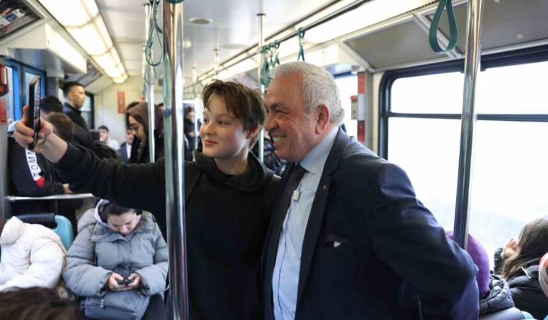 Başkan Şadi Özdemir’den mesai öncesi metro sürprizi