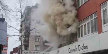 Daire alevlere teslim oldu, 4 kişi dumandan etkilendi