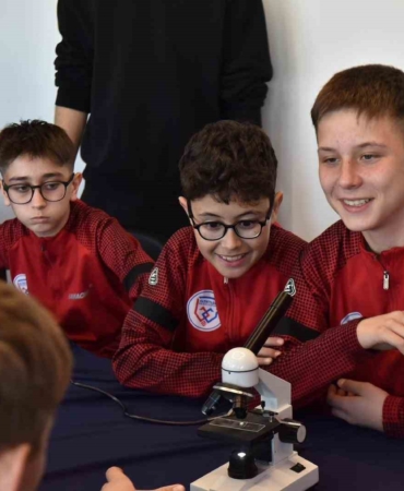Altıeylül Belediyesporun sporcuları bilim dünyasını keşfetti