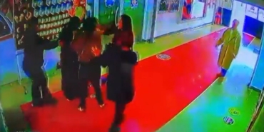 Çocuğunu müdüre şikayet eden veliye böyle saldırdı