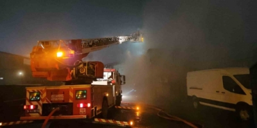 Sultangazi’de trafoda başlayan yangın depoyu kül etti