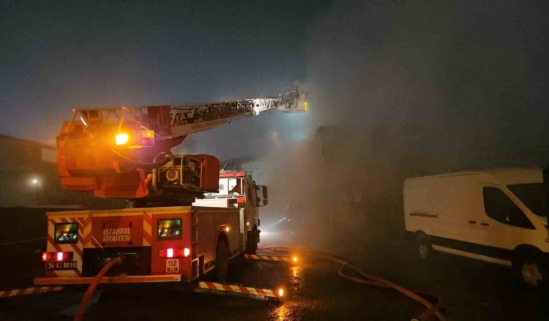 Sultangazi’de trafoda başlayan yangın depoyu kül etti